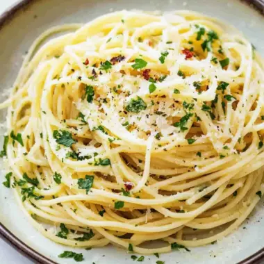 Spaghetti with Garlic and Olive Oil: A Simple Dinner Delight 10 Spaghetti with Garlic and Olive Oil